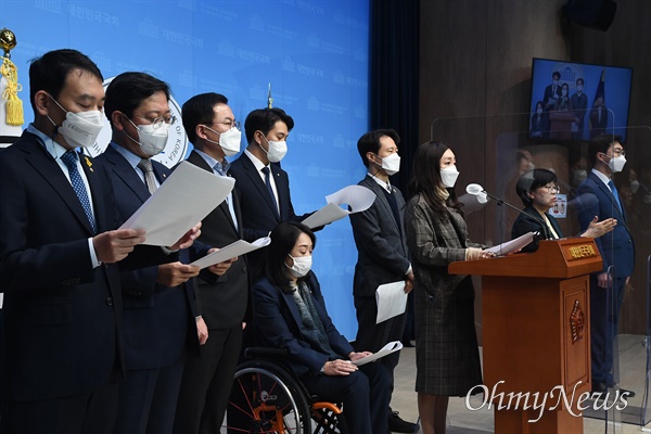 더불어민주당 초선 의원들이 15일 국회 소통관에서 '정당쇄신·정치개혁'에 대한 기자회견을 하고 있다.