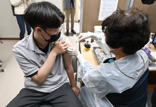 10월 18일 오전 서울시 양천구 홍익병원에서 16∼17세 청소년이 신종 코로나바이러스 감염증(코로나19) 백신접종을 받고 있다