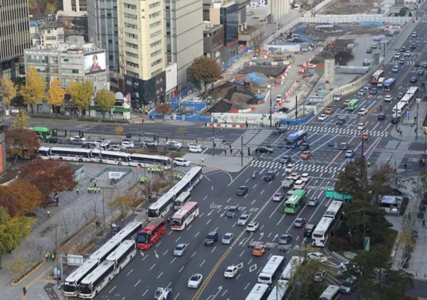 민주노총이 서울 도심 집회를 예고한 13일 광화문 거리를 경찰이 차벽으로 통제하고 있다. 