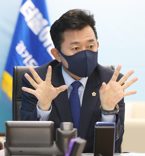 박근철 경기도의원은 내년 대선에서 정권재창출을 위해 자신의 역할에 최선을 다하겠다며, 의왕시장을 비롯한 자신의 정치적 진로는 그후 판단하겠다는 입장을 밝혔다.