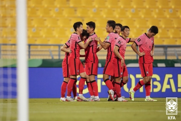 한국 대표팀 한국이 이라크와의 월드컵 최종예선 6차전에서 3-0 대승을 거두고, 본선 진출에 한걸음 다가섰다. 