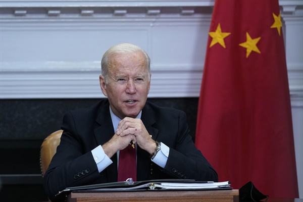 조 바이든 미국 대통령이 15일(현지시간) 워싱턴DC 백악관에서 시진핑 중국 국가주석과 화상 정상회담을 하고 있다.