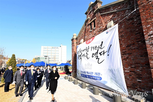 박남춘 인천시장이 11월 16일 인천세관역사공원·역사관 시민개방 기념식을 마친 뒤 공원을 둘러보고 있다.
