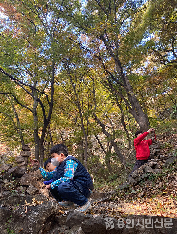 가을 숲 풍경을 감상하는 필자의 가족.
