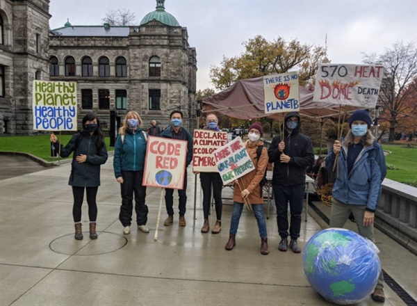 11월 초 캐나다 B.C.(브리티시 컬럼비아주) 주의회 앞 기후위기 시위에 나선 의사와 간호사들 모임(사진출처 twitter.com/WCDrs4PH 지구 건강을 위한 의사와 간호사들 Doctors for Planetary Health)