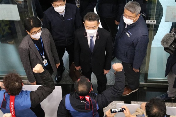 18일 부산지하철노동조합이 한문희 부산교통공사 신임 사장의 출근을 저지하고 있다. 박형준 부산시장은 이날 한 사장에 대한 임용을 결정했다.