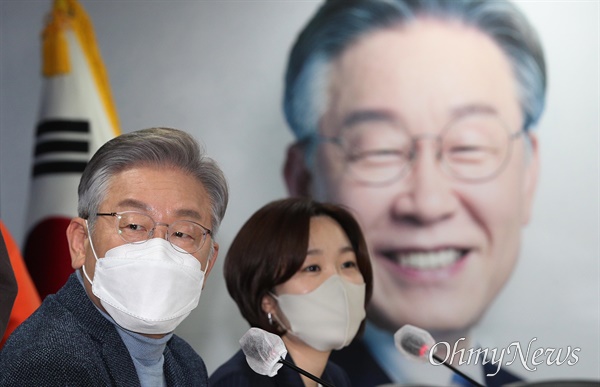 더불어민주당 이재명 대선후보가 지난 18일 오후 서울 여의도 당사에서 열린 ‘민주당 정당쇄신, 정치개혁 의원모임’ 간담회에서 의원들의 발언을 듣고 있다.