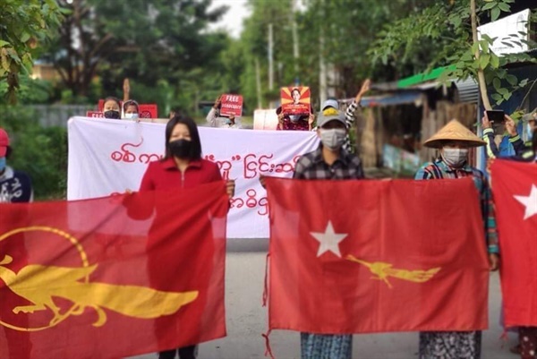 17일 사가잉주 까레이에서 전투가 벌어지고 있는 한편에서 시민들은 시위를 이어가고 있다.