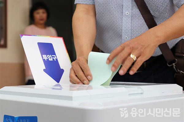 2018년 지방선거 당시 한 주민이 투표하는 모습.
