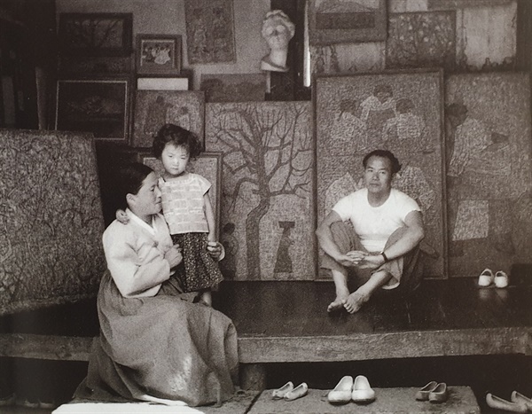 1959년 창신동 자택 마루에서 박수근과 김복순 여사와 그의 딸
