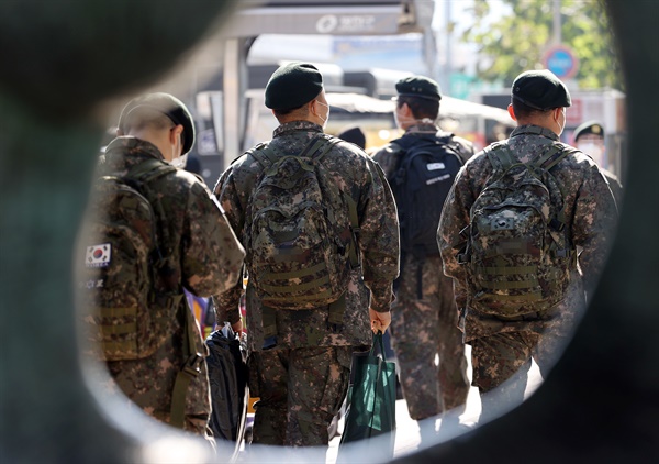 지난 10월 25일 오전 서울의 한 터미널 인근에서 군인들이 이동하고 있다. 