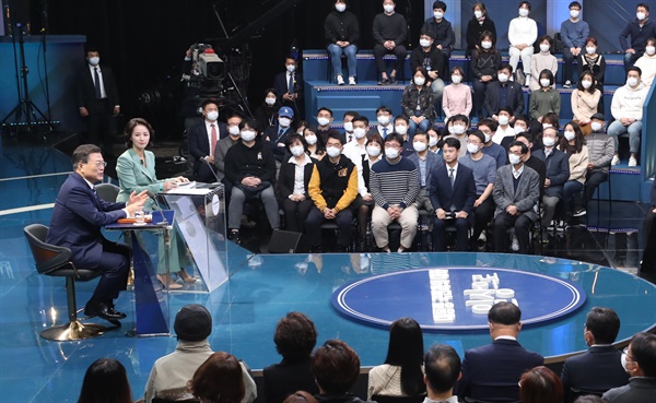 문재인 대통령이 21일 오후 서울 여의도 KBS 공개홀에서 열린 2021 국민과의 대화 '일상으로'에 참석해 인사말을 하고 있다.
