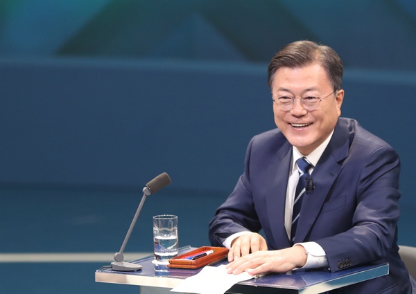  문재인 대통령이 21일 오후 서울 여의도 KBS 공개홀에서 열린 2021 국민과의 대화 '일상으로'에서 밝은 표정을 짓고 있다.