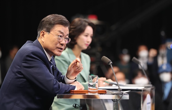 문재인 대통령이 21일 오후 서울 여의도 KBS 공개홀에서 열린 2021 국민과의 대화 '일상으로'에서 국민 패널들의 질문에 답하고 있다.