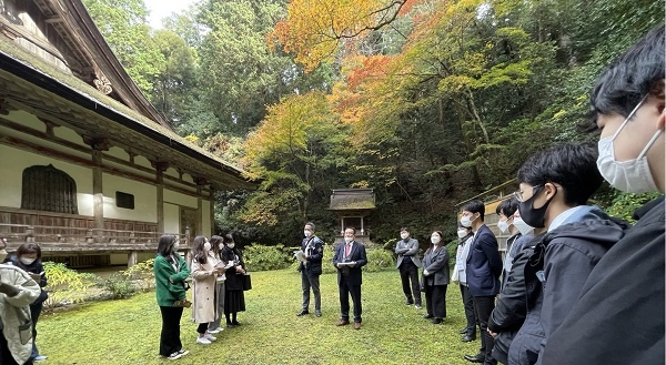           시가현 백제사를 방문하여 교토한국교육원 이용훈 원장님께서 유래와 역사를 설명하셨습니다.