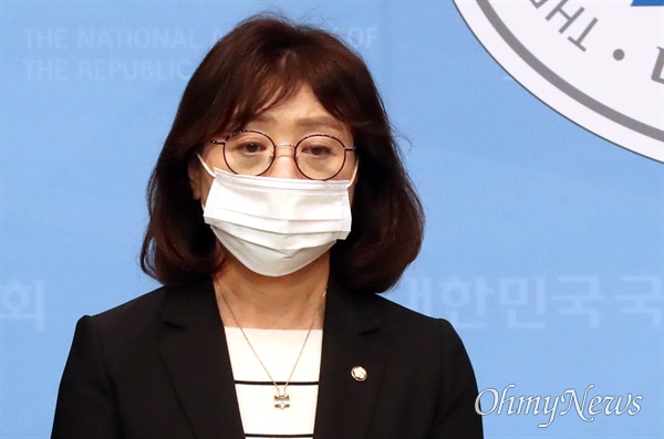 양금희 국민의힘 의원이 지난 6월 24일 오전 서울 여의도 국회소통관에서 50인 미만 기업의 주52시간 근무제 강행을 중단하라는 내용의 기자회견을 하고 있다. 
