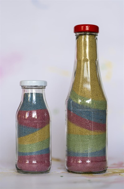 투명한 병 안에 원하는 색깔의 모래를 채우는 색모래 아트 사례