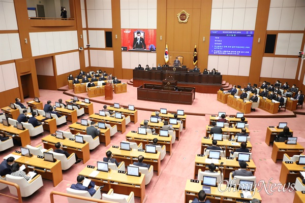 최근 학생인권조례안 심사보류를 결정한 부산시의회.