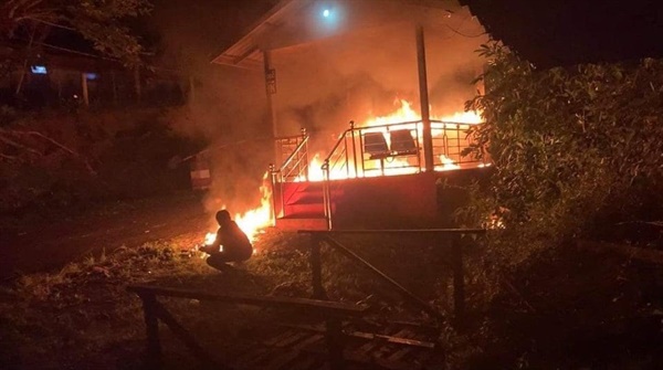 22일 새벽 사가잉주 다무시에서 학생들이 다무행정사무실을 불태웠다.