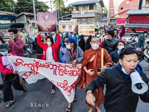 21일 만달레이주에서 반독재시위