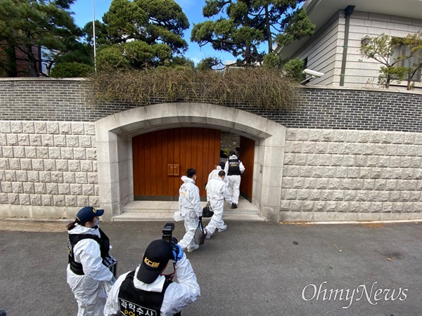 전두환씨가 23일 오전 서울 서대문구 연희동 자택에서 사망한 가운데, 방역복을 입은 경찰들이 전씨 자택으로 들어가고 있다.