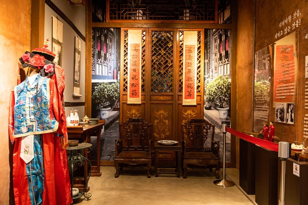 전시관안에는 중국전통 옷을 입고 사진을 찍을 수 있도록 포토존도 마련했다.