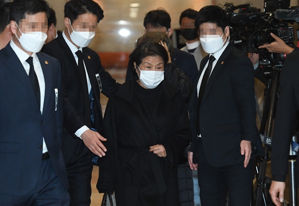 23일 오후 서울 서대문구 세브란스병원 신촌장례식장에 마련된 전두환 빈소에 부인 이순자씨가 들어서고 있다.