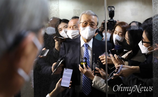 김종인 전 국민의힘 비상대책위원장이 24일 점심식사를 위해 서울 종로구 사무실을 나서고 있다.