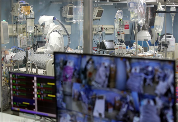 24일 코로나19 거점전담병원인 평택 박애병원의 중환자실에서 의료진이 진료를 하고 있다.