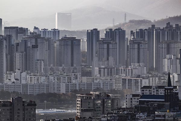 올해 집값 상승과 종부세율 인상 등의 영향으로 주택분 종합부동산세(종부세) 부과 대상자가 크게 늘어 95만명에 육박하는 것으로 나타났다. 고지 세액도 5조7천억원까지 늘어났다. 다주택자와 법인의 부담이 큰 폭으로 증가했다. 사진은 서울 중구 남산에서 바라본 서초구 일대의 모습. 
