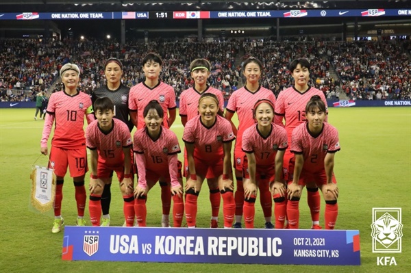 한국 여자 대표팀 지난달 미국과의 평가전 킥오프에 앞서 기념 촬영을 하고 있는 한국 여자 대표팀.  
