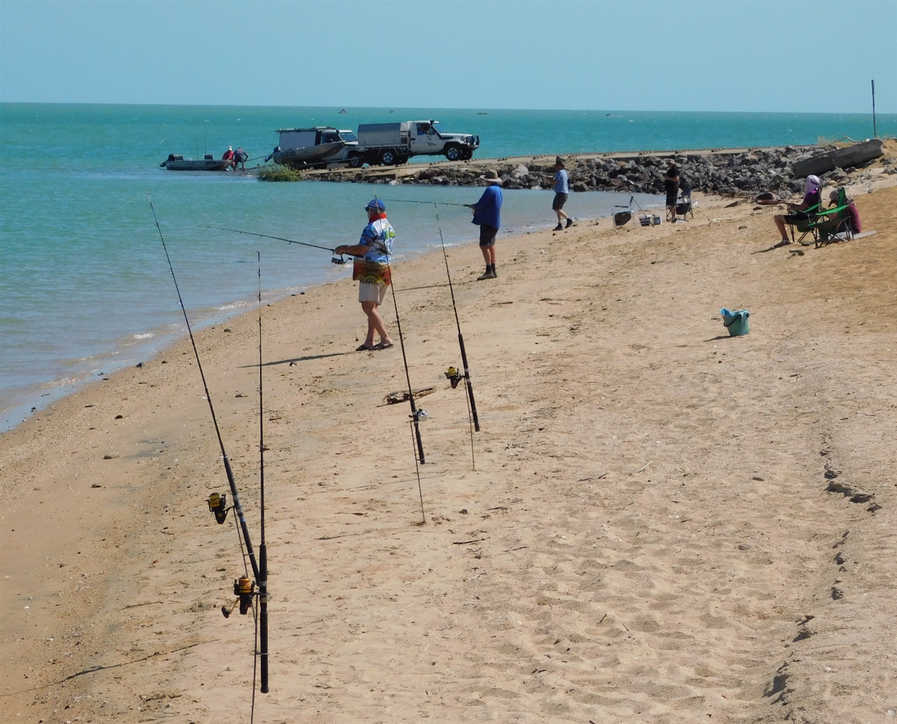 물고기가 풍성한 카룸바 해변, 배를 타고 바다로 나가는 사람도 많이 볼 수 있다.