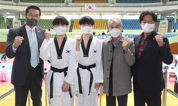 박종훈 경남도교육감이 27일 마산실내체육관을 찾아 태권도 동반 우승한 쌍둥이 선수들을 격려했다.