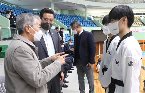 박종훈 경남도교육감이 27일 마산실내체육관을 찾아 태권도 동반 우승한 쌍둥이 선수들을 격려했다.