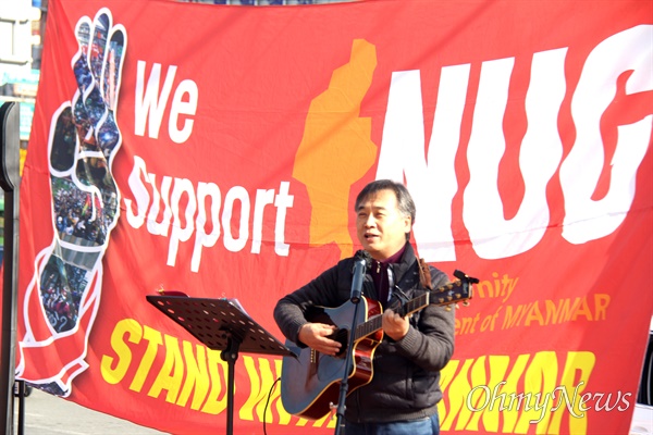 11월 28일 오후 창원역 광장에서 열린 "미얀마 민주주의 연대 39차 일요시위". 사진은 장계석 가수.