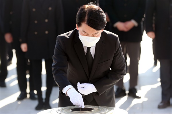 국민의당 안철수 대선 후보가 28일 오전 광주 북구 국립 5·18 민주묘지를 참배하고 있다. 2021.11.28