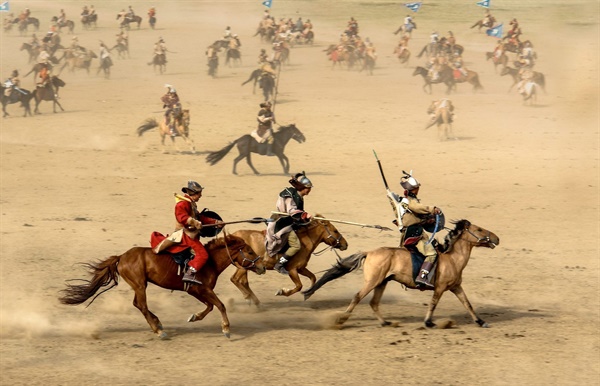 말을 탄 몽골인.