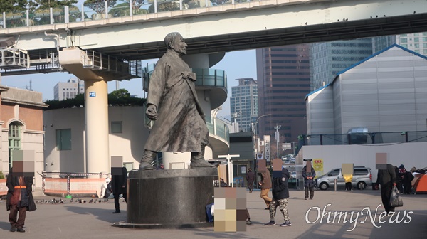 강우규 의사 순국일인 11월 29일 서울역광장 모습. 의거 현장에 그의 동상이 세워져 있다. 주변에 노숙인들이 이른 아침부터 술을 마시고 있다. 
