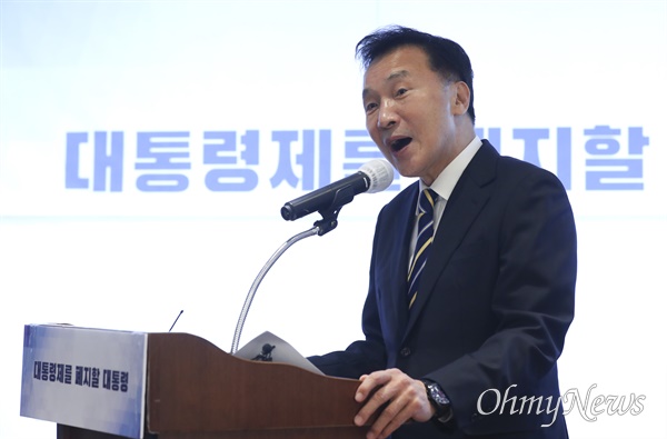 손학규 전 바른미래당 대표가 29일 서울 여의도 한 카페에서 제20대 대선 출마 선언을 하고 있다.