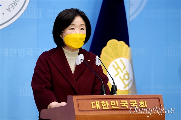 정의당 심상정 대선 후보가 30일 오전 서울 여의도 국회 소통관에서 기자회견을 열고 보육공약을 발표하고 있다.