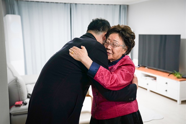 최종건 외교부 제1차관이 지난 29일 오후 대구에서 위안부 피해자 이용수 할머니를 만나 포옹하고 있다.