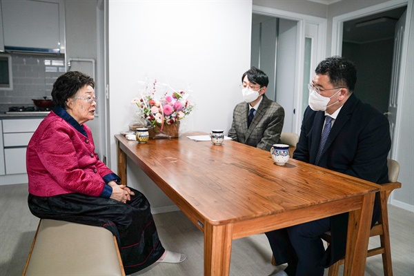 최종건 외교부 제1차관(오른쪽)과 이상렬 아시아태평양 국장이 지난 29일 오후 대구에서 위안부 피해자 이용수 할머니를 만나 면담하고 있다.
