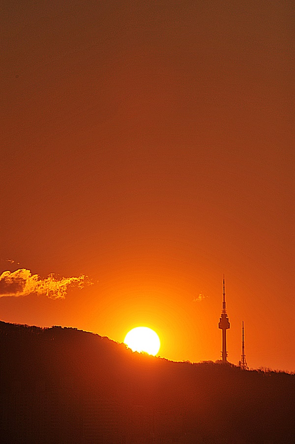 남산타워 옆으로 솟아오르는 태양 07:46