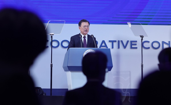  문재인 대통령이 1일 서울 광진구 그랜드워커힐 호텔에서 열린 제33차 세계협동조합대회 개회식에서 축사를 하고 있다 