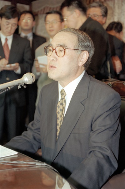 1997년 3월 11일 이홍구 신한국당 대표가 서울 여의도 당사에서 퇴임 기자간담회를 갖고 대통령 선거 후보 경선 준비 등 향후 거취에 대한 입장을 밝히고 있다.
