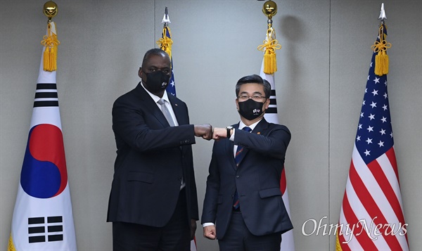 서욱 국방부 장관(오른쪽)과 로이드 오스틴 미국 국방부 장관이 지난 12월 2일 오전 서울 용산구 국방부 화상회의실에서 열린 제53차 한미안보협의회(SCM) 고위급 회담에서 주먹인사를 하고 있다.