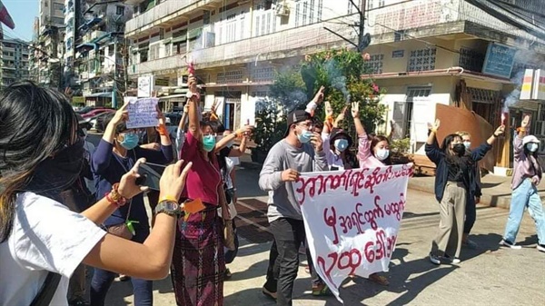 1일 양곤 지역에서 여성들이 이끄는 반독재시위