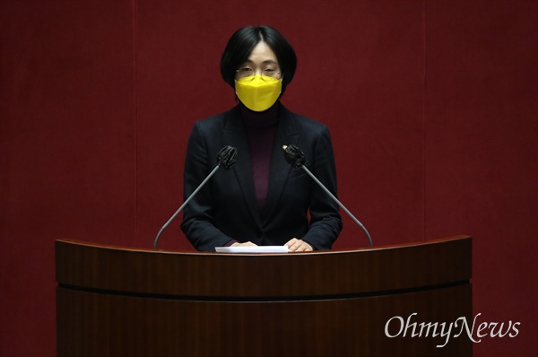 정의당 장혜영 의원이 12월 2일 오후 서울 여의도 국회에서 열린 제391회 정기국회 제12차 본회의에서 소득세법 일부개정법률안에 대한 반대토론을 하고 있다.