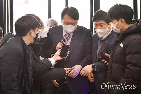국민의힘 윤석열 대선후보가 3일 비공개 선대위 회의에 참석하기 위해 서울 여의도 당사에 들어서고 있다.