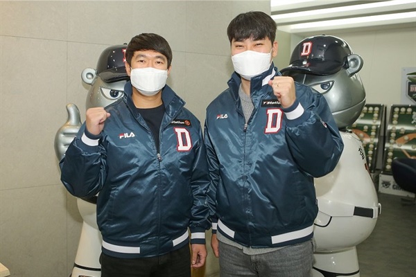  두산과 계약을 마무리한 이후 기념 촬영을 진행했다. (왼쪽부터) 김지용-임창민